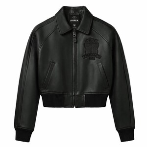 Puede incluir: Chaqueta bomber de cuero negro con cuello, cierre de cremallera y pu&ntilde;os y dobladillo acanalados. Cuenta con un parche con el logo en el pecho y el nombre de la marca "AVIREX" en el cuello.