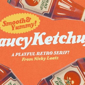 Puede incluir: Un diseño gráfico que muestra tres botellas de ketchup de vidrio con etiquetas rojas sobre un fondo naranja. El texto dice: Smooth & Yummy! SaucyKetchup! A PLAYFUL RETRO SERIF! From Nicky Laatz. El diseño tiene una textura granulada.