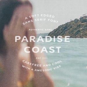 Puede incluir: Un gráfico digital con el texto A SOFT EDGED SANS SERIF FONT, AUTHENTIC SANS, PARADISE COAST, EST 2022, y CAREFREE AND COOL WITH A AWESOME VIBE superpuesto sobre una fotografía borrosa y granulada de una persona en el agua del mar.