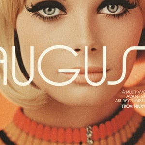 Op de afbeelding: Een grafisch ontwerp met een close-up van een persoon met blond haar en groene ogen tegen een oranje achtergrond. De tekst AUGUST wordt in het wit weergegeven, gevolgd door de tekst A MULTI-WEIGHTED AVANT GARDE ART DECO INSPIRED SANS FROM NICKY LAATZ.