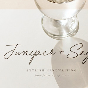 Peut inclure: Une carte rectangulaire blanche avec le texte cursif brun foncé Juniper + Sage, accompagné des mots STYLISH HANDWRITING et font from nicky laatz en dessous. Un verre à pied transparent est posé au-dessus, projetant une ombre sur la carte.