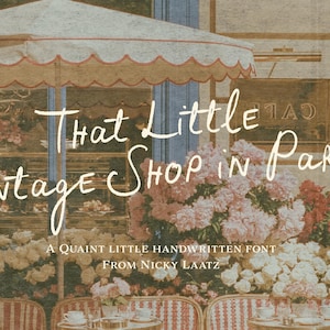 Op de afbeelding: Een digitale afbeelding van een Parijs café met een gestreepte parasol, tafels en bloemstukken. De tekst luidt: That Little Vintage Shop in Paris. A Quaint Little Handwritten Font From Nicky Laatz in een wit handschrift.