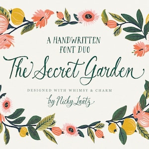 以下が含まれることがあります： A HANDWRITTEN FONT DUO The Secret Garden DESIGNED WITH WHIMSY & CHARM by Nicky Laatzというテキストが中央に配置され、その周囲を黄色い果実、ピンクの花、濃い緑色の葉のイラストで囲んだグラフィックデザイン。