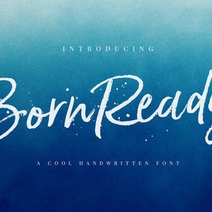 Op de afbeelding: Een digitale afbeelding met de witte tekst BornReady in een gestileerd handgeschreven lettertype. Boven de tekst staat het woord INTRODUCING en daaronder de zin A COOL HANDWRITTEN FONT. De achtergrond is een getextureerd diepblauw verloop.