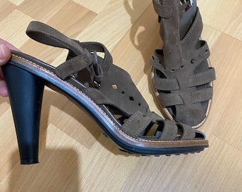Tods Vintage-Stil braune Wildleder-Sandalen sind bequem und stilvoll.