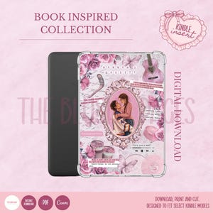 Peut inclure: Une coque transparente pour Kindle avec un motif floral rose, des papillons et un portrait ovale central de deux personnes s'embrassant. La coque présente du texte et une illustration de guitare. Les mots "Hannah & Garrett" sont visibles.