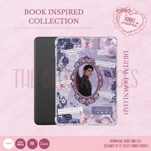 Peut inclure: Un insert numérique pour Kindle présentant un collage de roses violettes, de papillons, d'une lune et d'un cadre ovale orné contenant l'illustration d'un personnage aux cheveux sombres avec des ailes. Le texte inclut "Welcome to the Night Court", "HIGH LORD" et des citations.