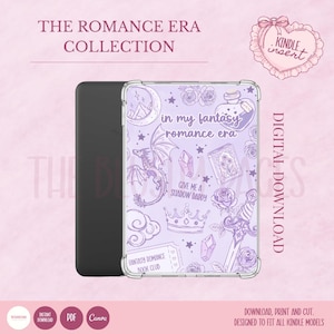 Può includere: Una custodia per Kindle lilla chiaro con un design a tema fantasy. Presenta un drago, cristalli, rose e il testo "in my fantasy romance era". La custodia ha anche il testo "Give me a Shadow Daddy" e "Fantasy Romance Book Club".