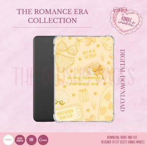 Op de afbeelding: Een Kindle-hoesje met een geel strandontwerp, met een bikini, hoed en de tekst "in my summer romance era". De hoes maakt deel uit van "The Romance Era Collection" en bevat de tekst "Kindle insert."