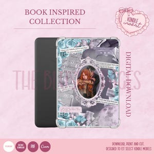 Könnte beinhalten: Ein digitaler Kindle-Einsatz mit einem zentralen ovalen Rahmen und einer Illustration von zwei Figuren, umgeben von blauen Rosen, Schmetterlingen und Textausschnitten wie "I know you, Ophelia, and it's a privilege".