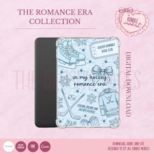 Puede incluir: Una funda Kindle con un diseño azul claro que presenta patines de hielo, palos de hockey y el texto "in my hockey romance era". La funda también incluye el texto "Hockey Romance Book Club" y "Chasing Dreams and Hockey Players".