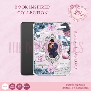 Può includere: Una custodia Kindle con un'illustrazione romantica all'interno di una cornice ornata, circondata da rose blu e farfalle rosa. La custodia include elementi di testo come "Book Inspired Collection" e "Digital Download."