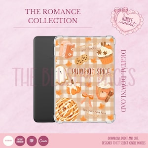Puede incluir: Un inserto para Kindle con un patrón de cuadros beige y blanco, ilustrado con libros, un cupcake, un fantasma, una calabaza, un rollo de canela y una taza. El texto incluye "THE ROMANCE COLLECTION," "Warm rolls and good books," "PUMPKIN SPICE and everything nice," y "The hoa hoa hoa book club."