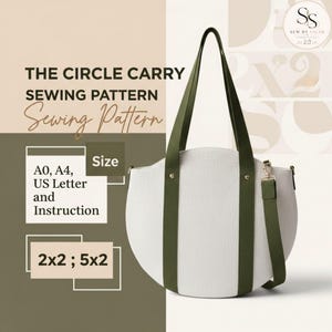 Puede incluir: Un bolso tote blanco semicircular con correas verde oliva y una correa de hombro desmontable. El bolso presenta el texto "THE CIRCLE CARRY SEWING PATTERN" y "Sewing Pattern". El patrón incluye instrucciones A0, A4, US Letter y tamaños 2x2 y 5x2.