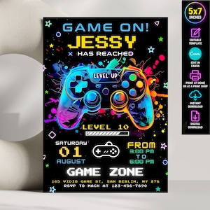 Puede incluir: Una invitación negra con un diseño de mando de videojuego en colores neón. El texto dice "GAME ON! JESSY HAS REACHED LEVEL 10" con detalles del evento: sábado 1 de agosto, de 15:00 a 18:00 en GAME ZONE, 165 Vidio Game St, San Berlin, NY 278.