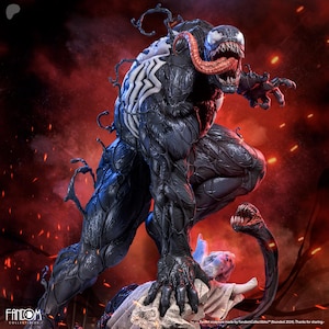 Może przedstawiać: Szczegółowa statua Venoma, postaci z komiksów Marvela, w dynamicznej pozie. Postać jest głównie czarna z białymi akcentami i długim, czerwonym językiem. Statua jest osadzona na ognistym czerwonym tle, prezentując skomplikowane tekstury i detale.