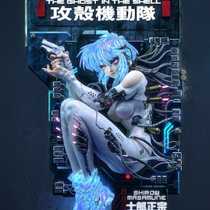 Può includere: Illustrazione digitale di un personaggio di "Ghost in the Shell". Il personaggio, con i capelli blu, indossa una tuta bianca e tiene in mano una pistola. Lo sfondo presenta testo in inglese e giapponese, oltre a dettagli meccanici.