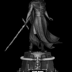 Könnte beinhalten: Schwarz-weiß Statue von Kylo Ren aus Star Wars. Die Figur trägt einen Kapuzenmantel und hält ein Lichtschwert. Die Statue steht auf einem detaillierten Sockel mit den Star Wars und Kylo Ren Logos.