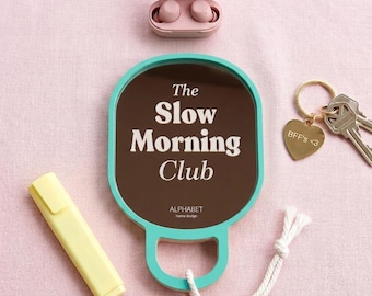 Handspiegel „Slow Morning Club“ · Blickfang für den Schreibtisch · Handgefertigter Seilgriff · Lifestyle-Wandspiegel · Boho-Ästhetik-Geschenkidee
