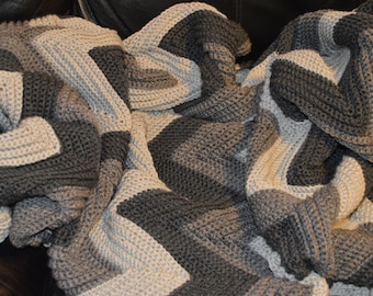 Grandes ondulations afghanes au crochet dans les tons gris