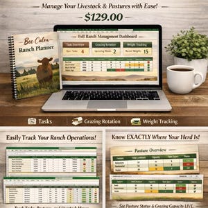 Puede incluir: Anuncio del "Bee Calm Ranch Management Excel Bundle". La imagen muestra una computadora portátil que muestra un panel, un planificador y una taza de café. El paquete ayuda a administrar el ganado y los pastos.