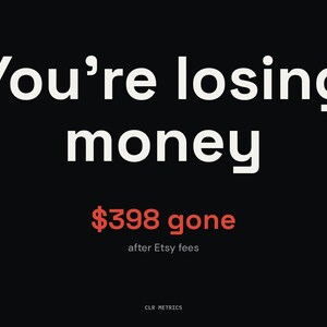 Op de afbeelding: Zwarte achtergrond met witte tekst die luidt: "Je verliest geld." Hieronder staat in rode tekst "$398 weg na Etsy-kosten." De onderkant van de afbeelding bevat de tekst "CLR Metrics."