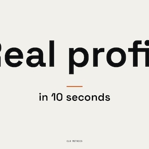 Op de afbeelding: Tekstgebaseerde afbeelding met de woorden "Real profit" in vette zwarte letters boven de zin "in 10 seconds" in een kleiner lettertype. Een korte oranje lijn onderstreept het woord "profit". De tekst staat op een crèmekleurige achtergrond.