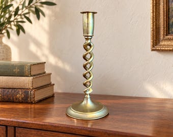 Vintage Kerzenständer aus Messing in gedrehter Form, offener Spiralständer mit abgestuftem Sockel aus Messingguss