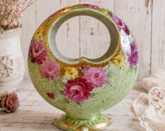Vaso antico Nippon Moriage a forma di luna: decorazioni floreali dipinte a mano, porcellana con dettagli dorati in rilievo.