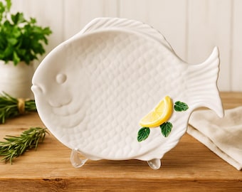 Piatto da portata in ceramica a forma di pesce, Italia / Motivo limone dipinto a mano, anni '70 / Decorazione per cucina in stile costiero