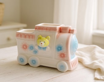 Vaso in ceramica a forma di trenino con orsacchiotto / Decorazione per cameretta anni '60 rosa pastello e blu / Idea regalo per baby shower