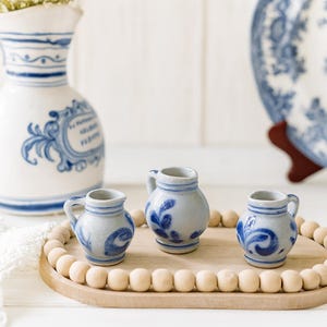 Mini-Salzglasur-Krüge, 3er-Set | Deutscher Vintage-Stil, blau-floral, 1970er Jahre | Cottagecore-Wohndeko