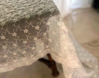 Vintage Bestickte Tischdecke | Schlichter länglicher, cremefarbener Stoff 118x56 ” | Nachlassfund für Sammler