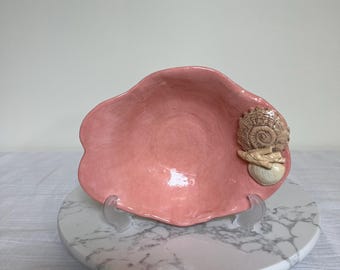 ヴィンテージ スタジオアート陶器 シェルボウル：ピンクコーラル釉薬、1988年サイン入り、沿岸装飾