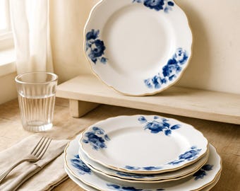 Servizio da tavola vintage in porcellana Korosten con decorazioni floreali / Piatti blu e bianchi, dettagli dorati