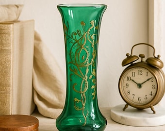 Vaso in vetro verde smeraldo, stile vintage/boho Moser, con dettagli dorati, elemento decorativo di spicco per il soggiorno.