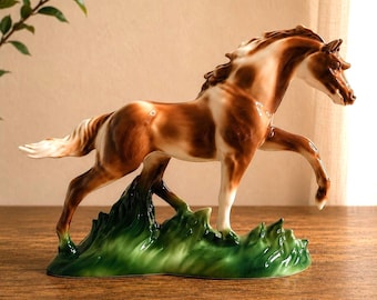 Scultura in ceramica di cavallo al galoppo di Maureen Love – Statua decorativa equestre di metà secolo