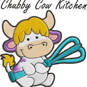 Op de afbeelding: Een cartoonillustratie van een witte koe met geel haar, paarse vlekken en blauwe ogen die een blauwe garde vasthoudt. De tekst "Chubby Cow Kitchen" staat boven de koe.