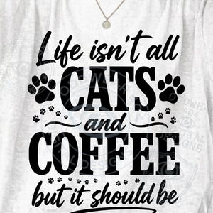 Maglietta divertente e sarcastica per amanti del caffè e dei gatti, con tipografia PNG audace a forma di zampa arancione, citazione stravagante da mamma appassionata di caffeina, download digitale.