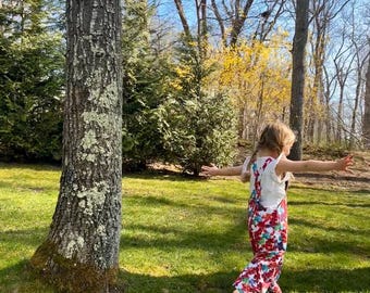 Peto infantil de algodón con estampado floral brillante, peto para bebé, tirantes ajustables, ropa de herencia.