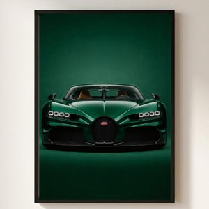 Op de afbeelding: Een ingelijste kunstdruk met een vooraanzicht van een donkergroene Bugatti sportwagen. Het voertuig toont de kenmerkende hoefijzervormige grille, led-koplampen en een aerodynamische carrosserie tegen een effen groene achtergrond.