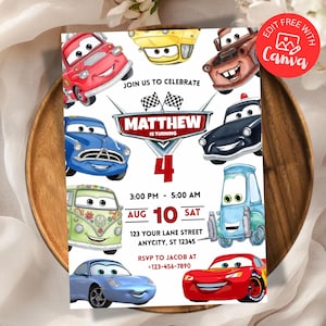Puede incluir: Una invitación de cumpleaños con ilustraciones de coches de dibujos animados. La invitación incluye el nombre "Matthew", el número "4" y los detalles del evento. El diseño incorpora varios personajes de coches y el texto "Join us to celebrate".