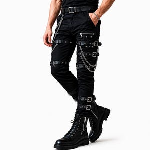 Herrbyxor med gotisk punk och kedjerem – svarta streetwearbyxor med spänne