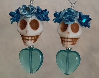 Dia de los Muertos Ohrringe - Weißer Howlith Totenkopf mit blauen Blumen & Glasherz