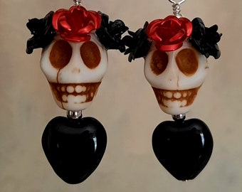 Dia de los Muertos Ohrringe - Weißer Howlith Totenkopf mit schwarzen und roten Blumen & schwarzem Glasherz