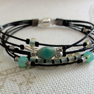 Flertrådigt läderpärlarmband - Aqua, turkos, silver och läderarmband