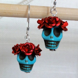 Dia de los Muertos oorbellen - Turquoise schedel met rode bloemen