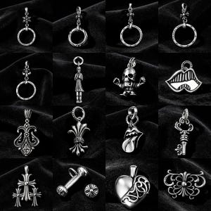 Pode incluir: Uma coleção de pingentes prateados com vários designs, incluindo anéis, um esqueleto, uma caveira, lábios, uma chave, cruzes, um haltere, um coração e motivos florais. Os pingentes são exibidos em um fundo escuro e texturizado.