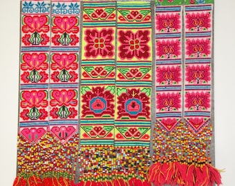 Tissu brodé hmong d'occasion - pompon en perles, décoration tribu des collines