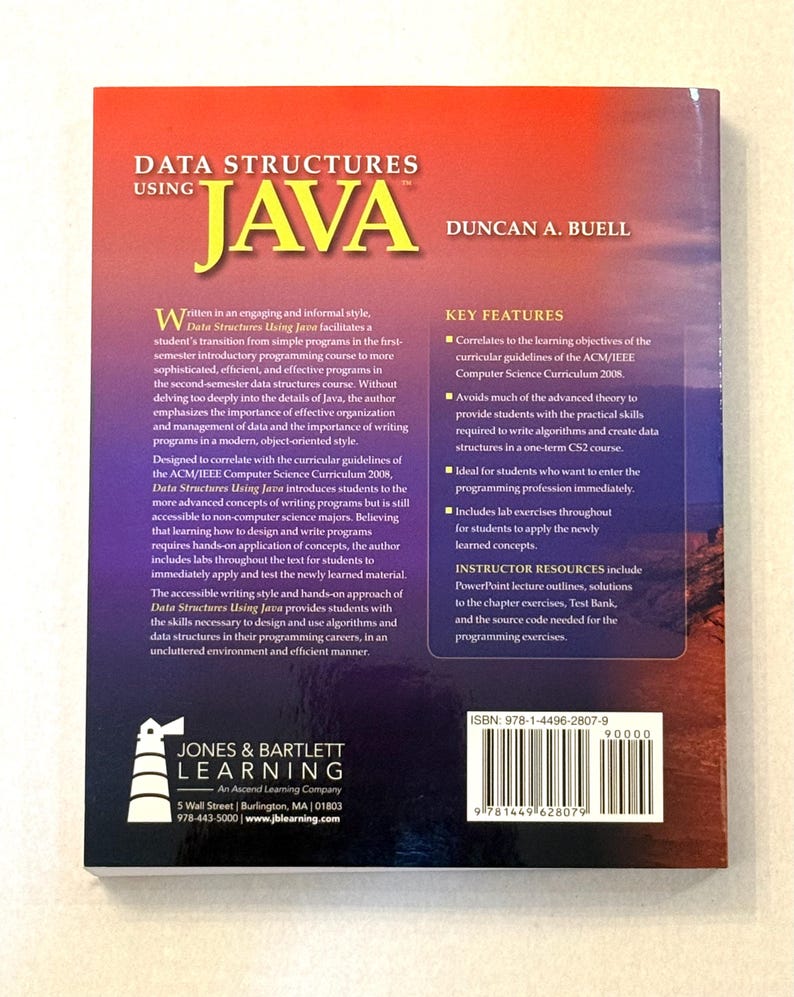 Pu&ograve; includere: La copertina posteriore di un libro di testo intitolato "Data Structures Using Java" di Duncan A. Buell. La copertina &egrave; prevalentemente rossa e presenta testo bianco e giallo. Sono visibili anche le caratteristiche principali e un ISBN.